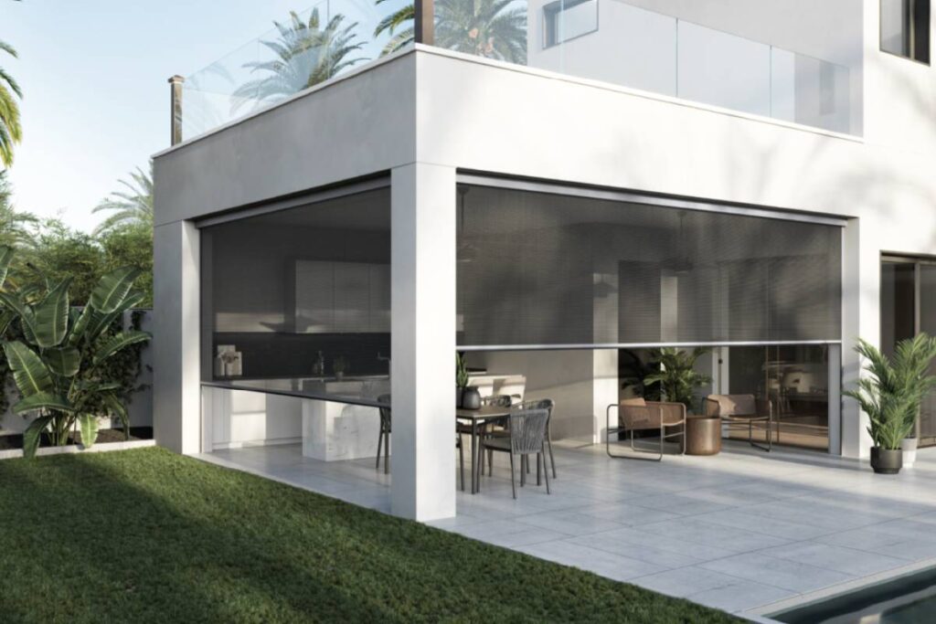 Outdoor living area with retractable screens