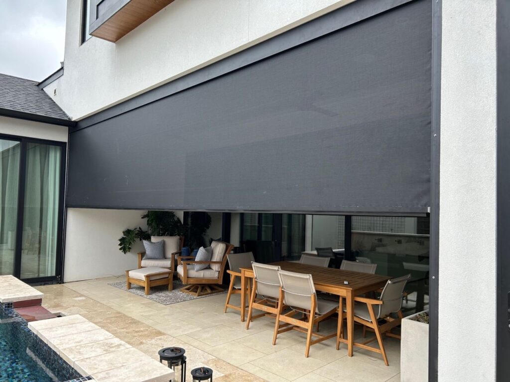 Outdoor living area with full vertical screen